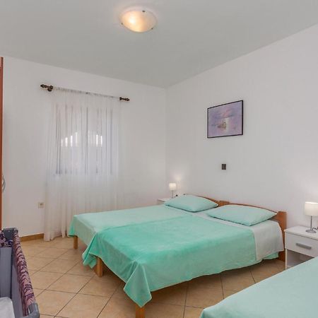 2 Bedroom Beautiful Apartment In Omisalj Ngoại thất bức ảnh