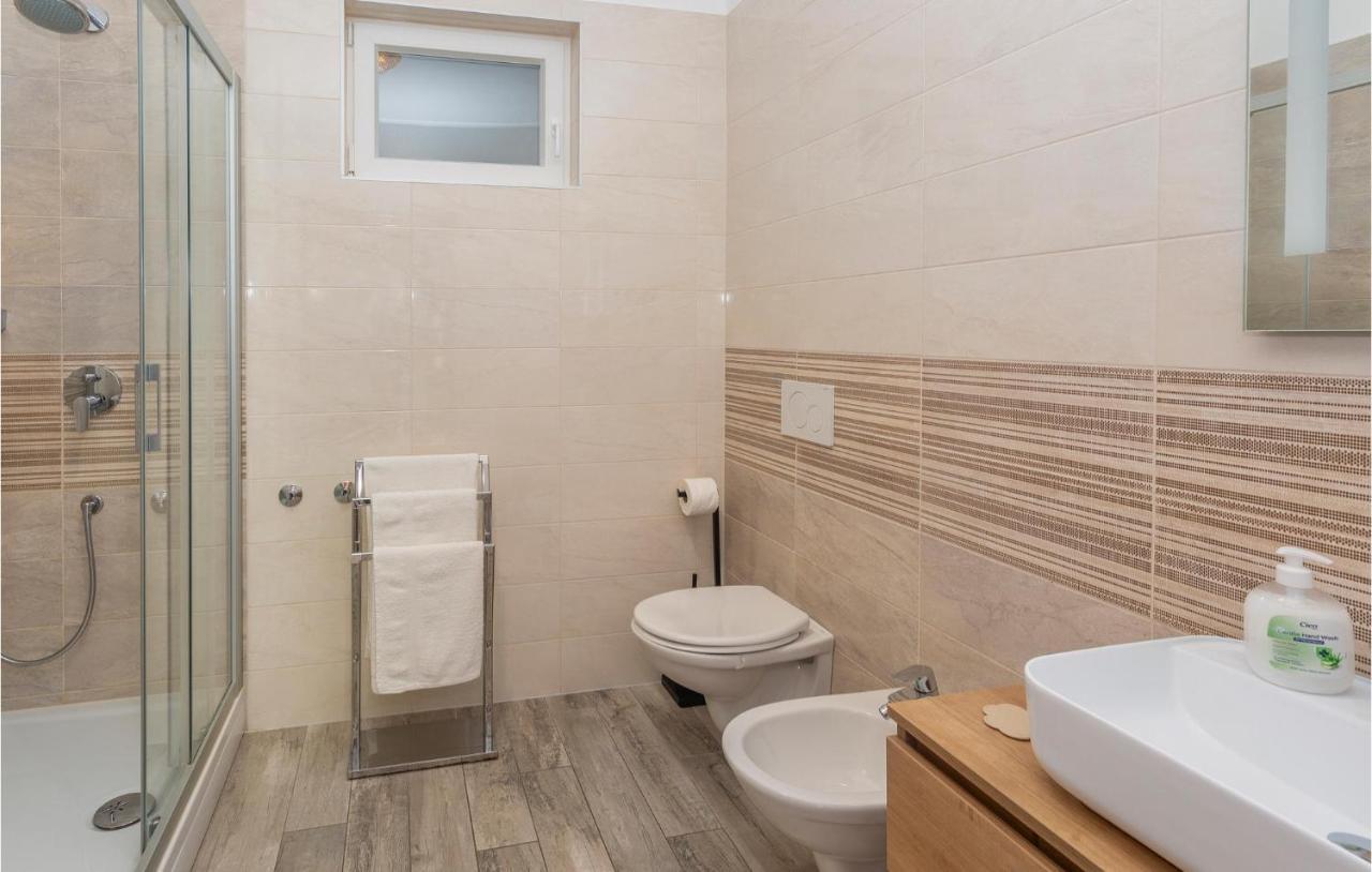 2 Bedroom Beautiful Apartment In Omisalj Ngoại thất bức ảnh