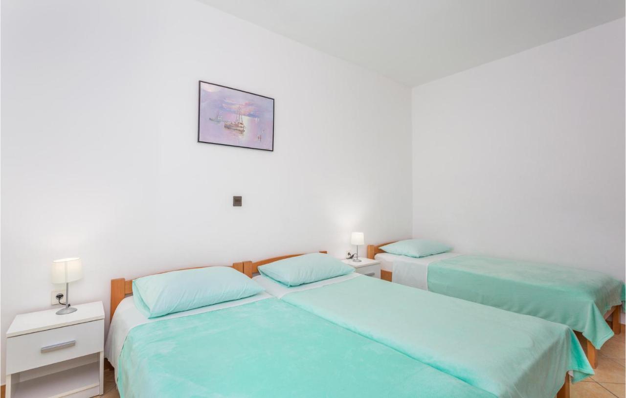 2 Bedroom Beautiful Apartment In Omisalj Ngoại thất bức ảnh