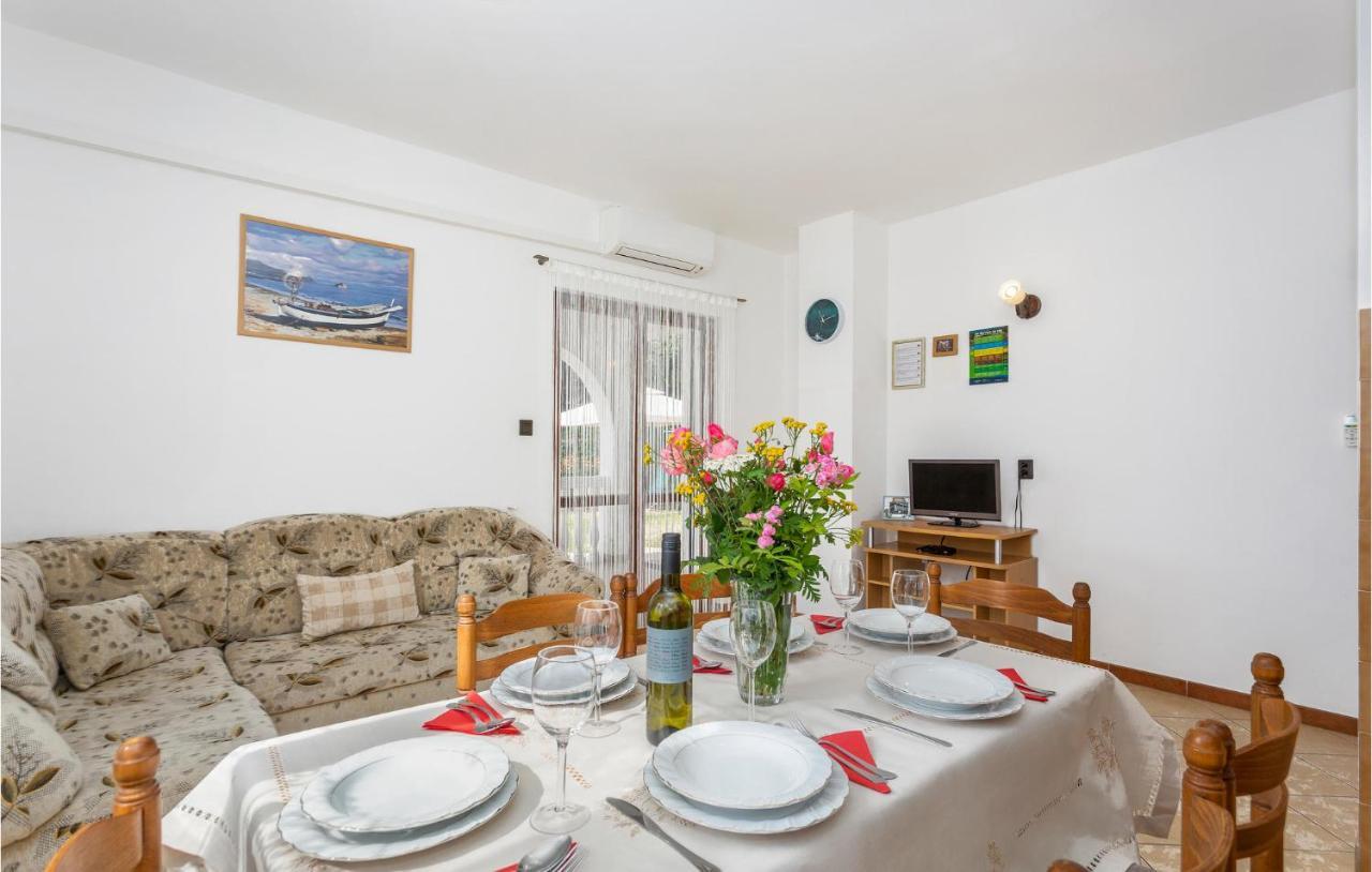 2 Bedroom Beautiful Apartment In Omisalj Ngoại thất bức ảnh