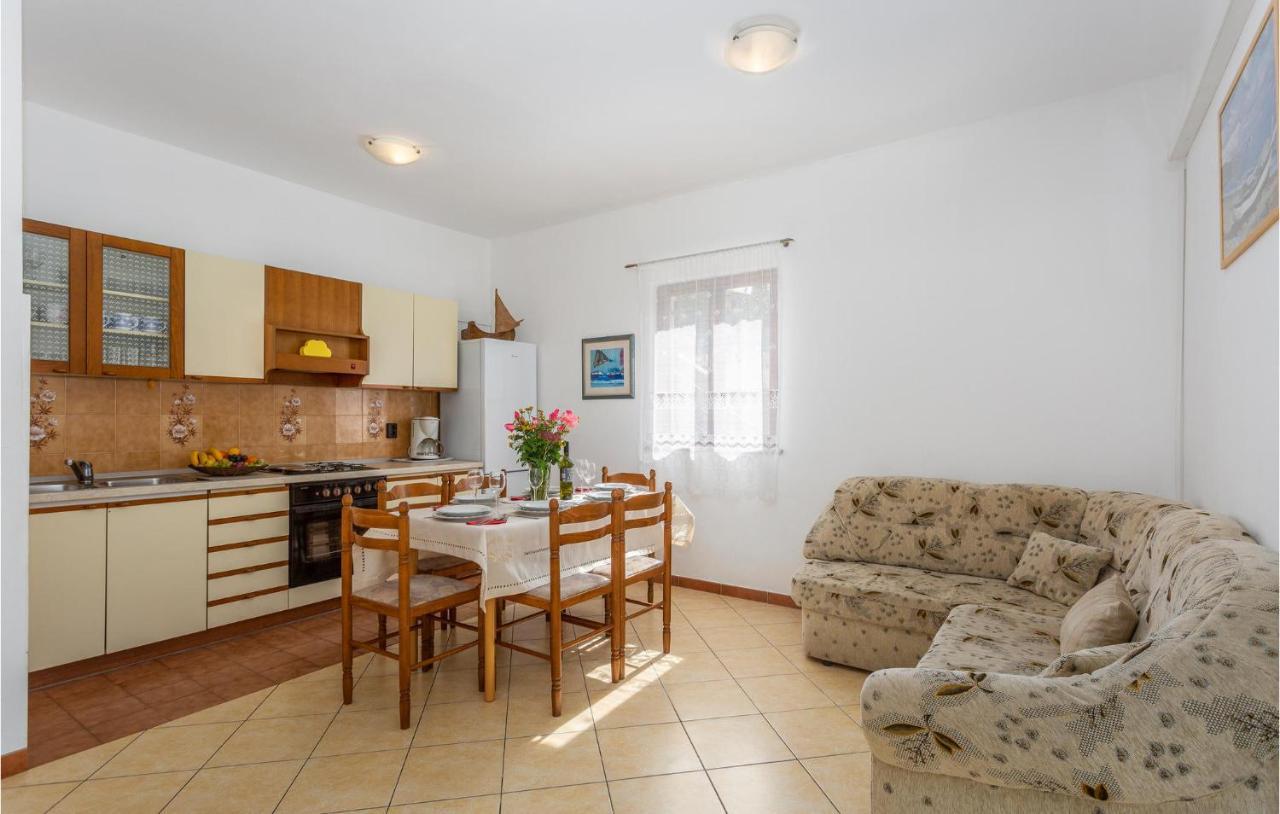 2 Bedroom Beautiful Apartment In Omisalj Ngoại thất bức ảnh