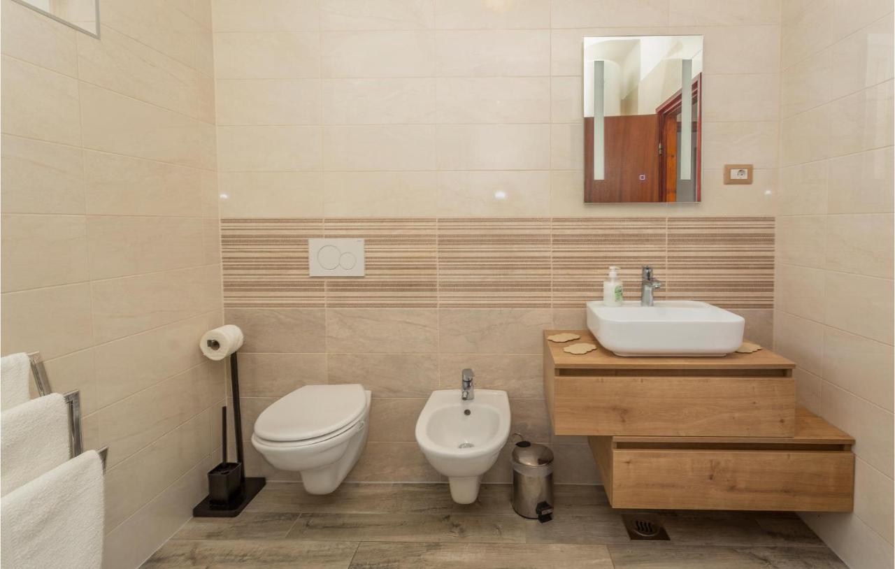 2 Bedroom Beautiful Apartment In Omisalj Ngoại thất bức ảnh