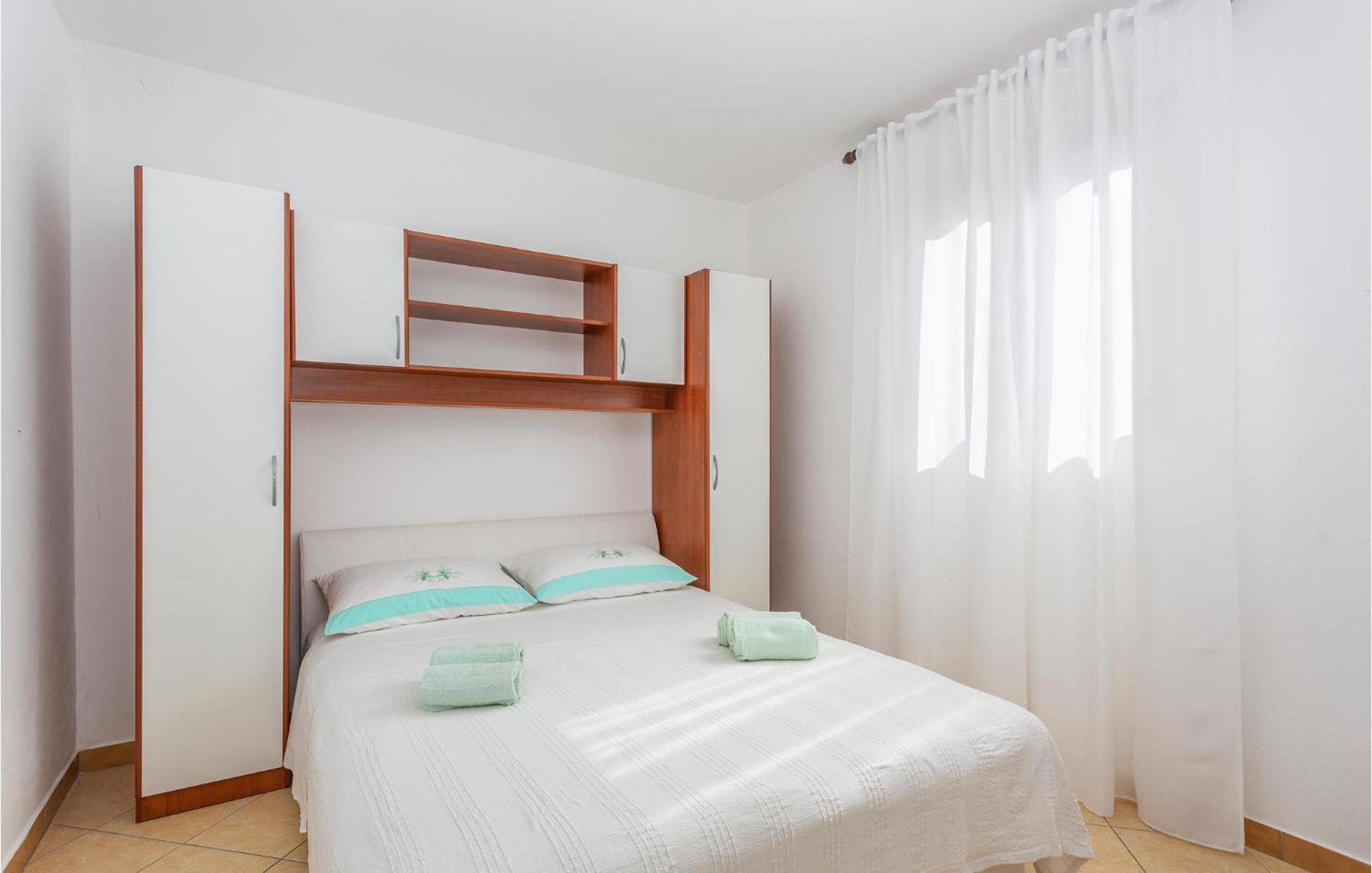 2 Bedroom Beautiful Apartment In Omisalj Ngoại thất bức ảnh