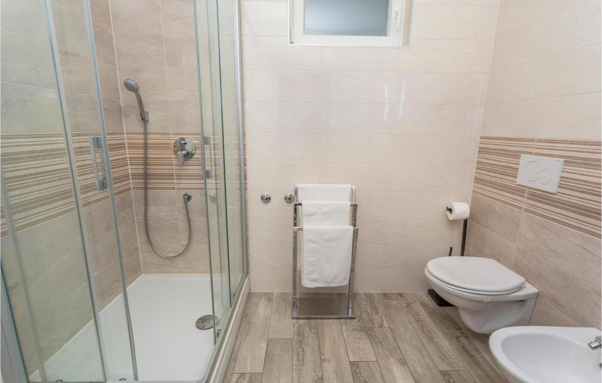 2 Bedroom Beautiful Apartment In Omisalj Ngoại thất bức ảnh