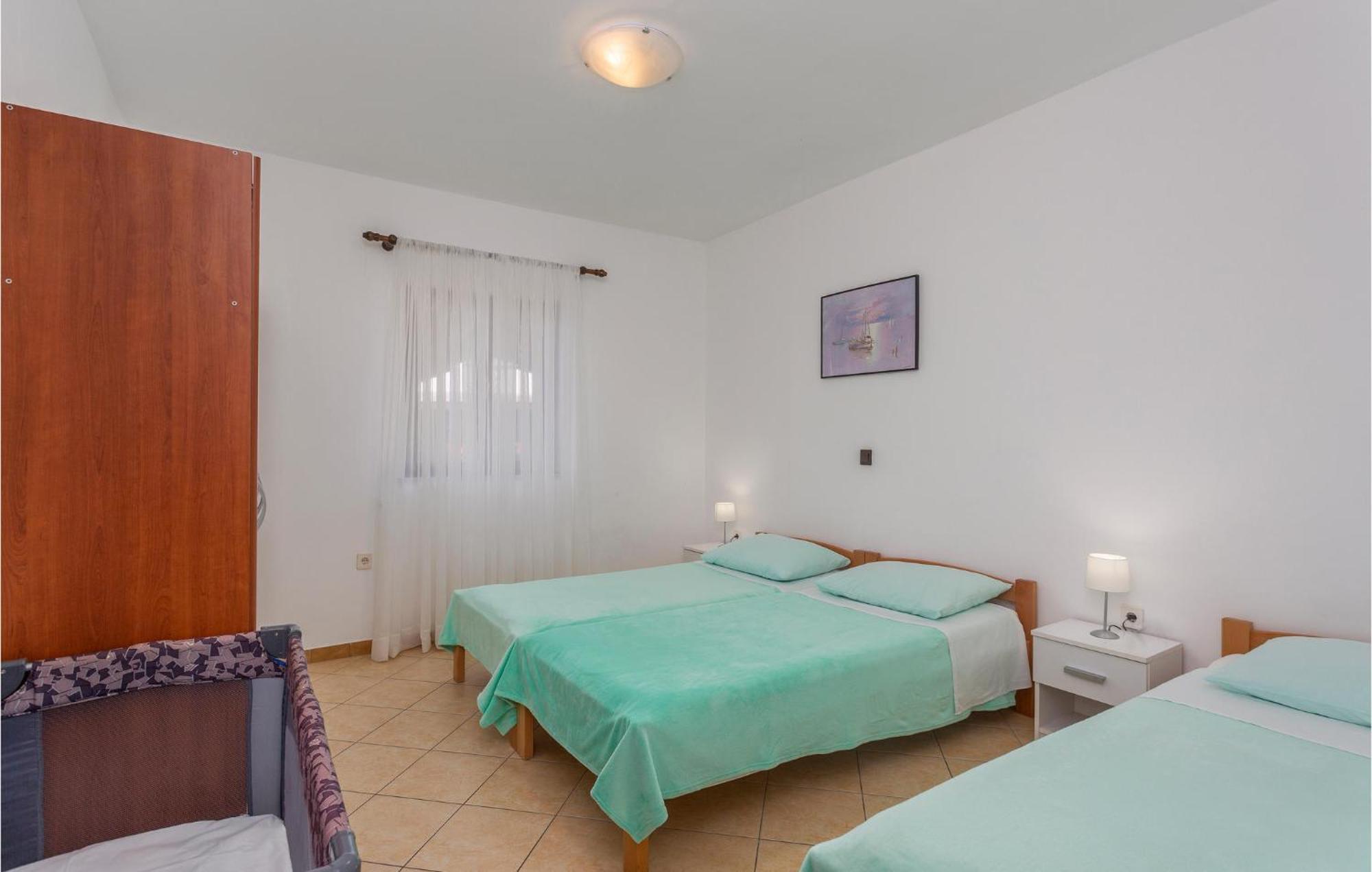 2 Bedroom Beautiful Apartment In Omisalj Ngoại thất bức ảnh