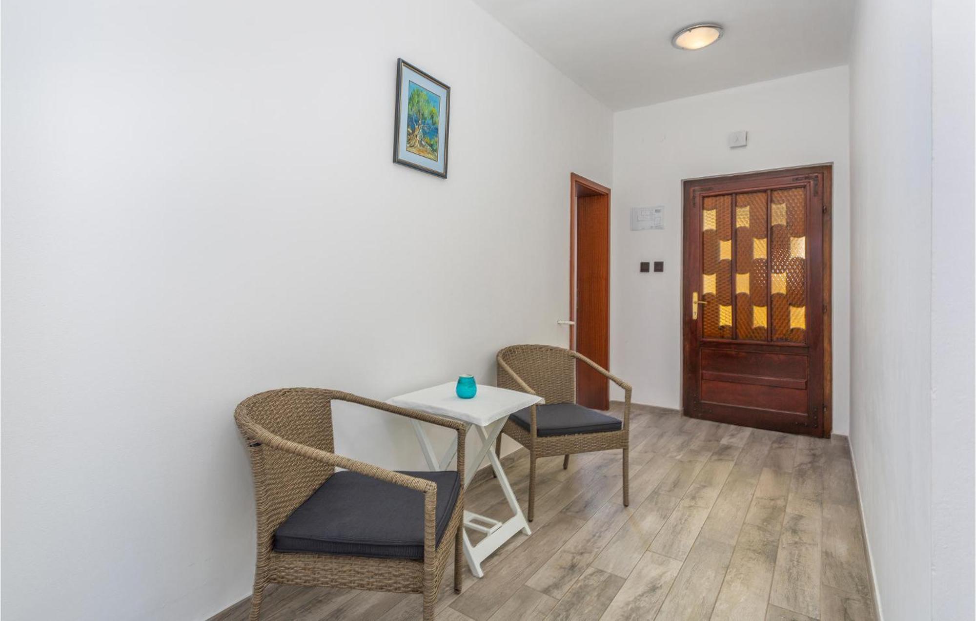 2 Bedroom Beautiful Apartment In Omisalj Ngoại thất bức ảnh