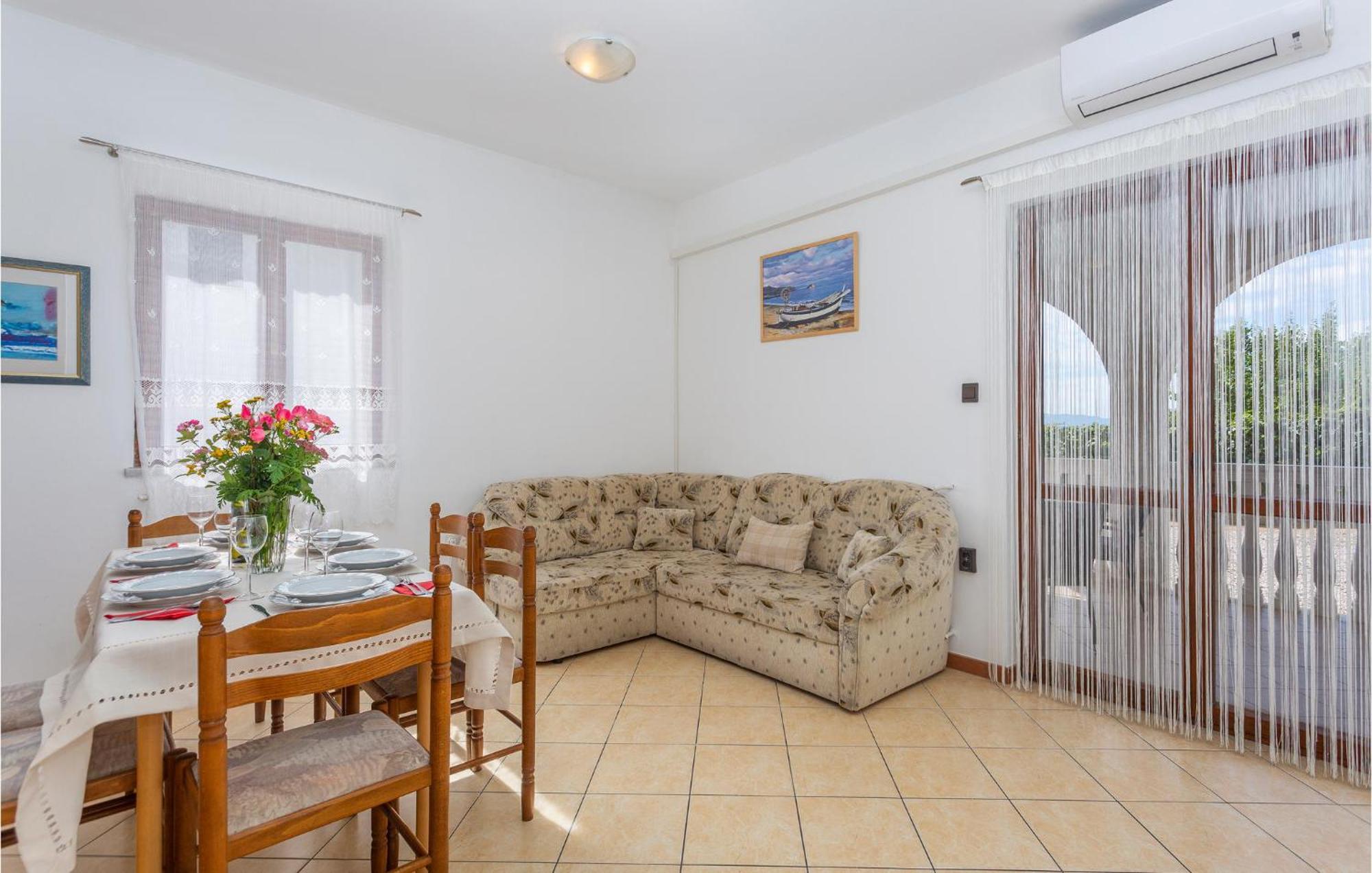 2 Bedroom Beautiful Apartment In Omisalj Ngoại thất bức ảnh