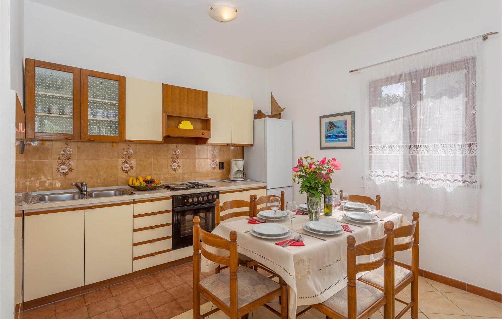 2 Bedroom Beautiful Apartment In Omisalj Ngoại thất bức ảnh